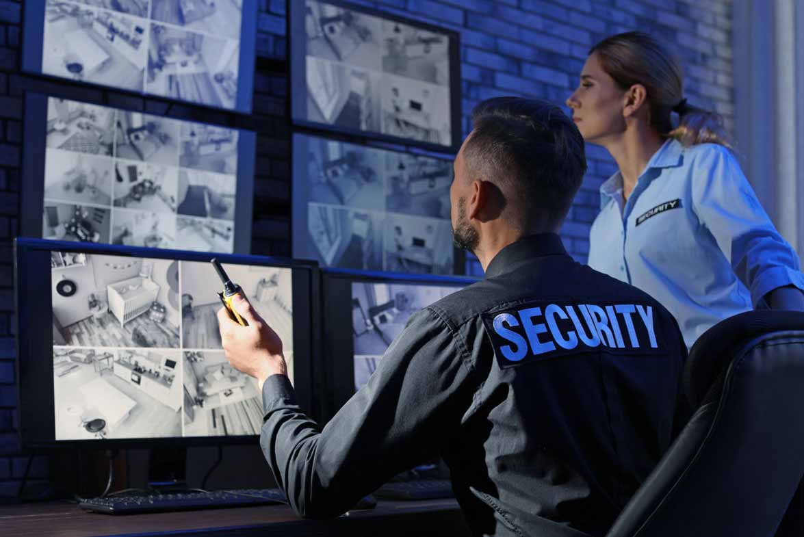 Μια ομάδα security επιβλέπει οθόνες κλειστού κυκλώματος cctv σε κέντρο λήψης σημάτων, για τις υπηρεσίες της Kolossos Security